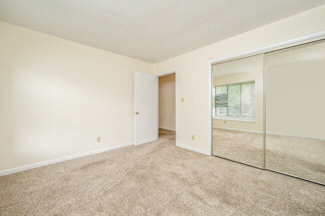 Building Photo - COMING SOON! Cozy 2bd/2ba Townhome Nest in Watersedge