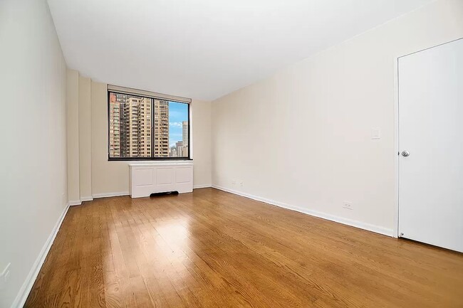 Building Photo - 245 E 44th St