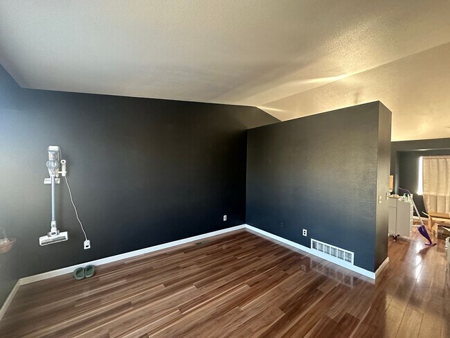 Building Photo - Charming 3-bedroom  3-bath Home Minutes Fr...
