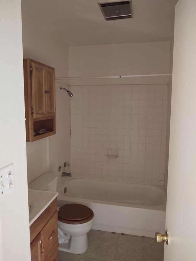 Foto del edificio - 1000 Columbia Ave