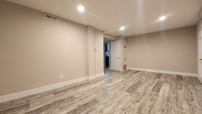 Foto del edificio - 7512 Cromwell Dr