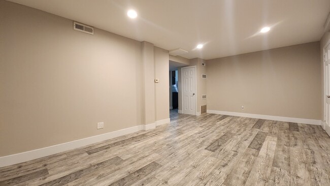 Building Photo - 7512 Cromwell Dr
