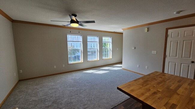 Building Photo - Stylish 3-Story Townhouse in Beautiful Wau...