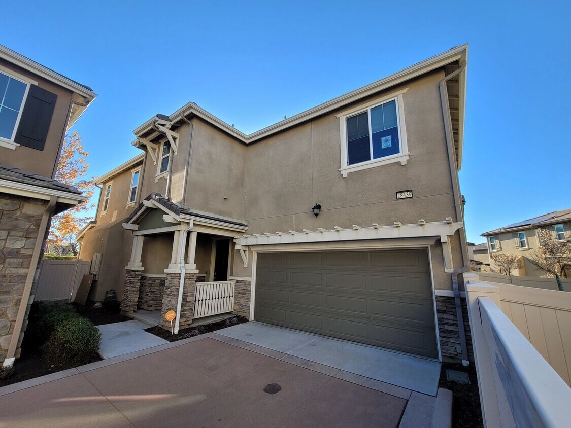 Foto principal - Two-Story 3-Bedroom Home in East Highland'...