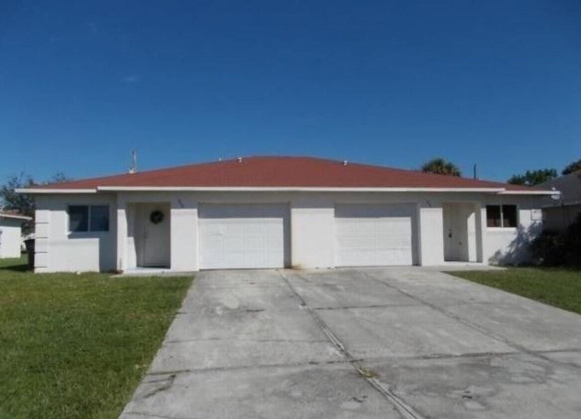 Primary Photo - Centrally located 3 Bedroom, 2 Bath Duplex