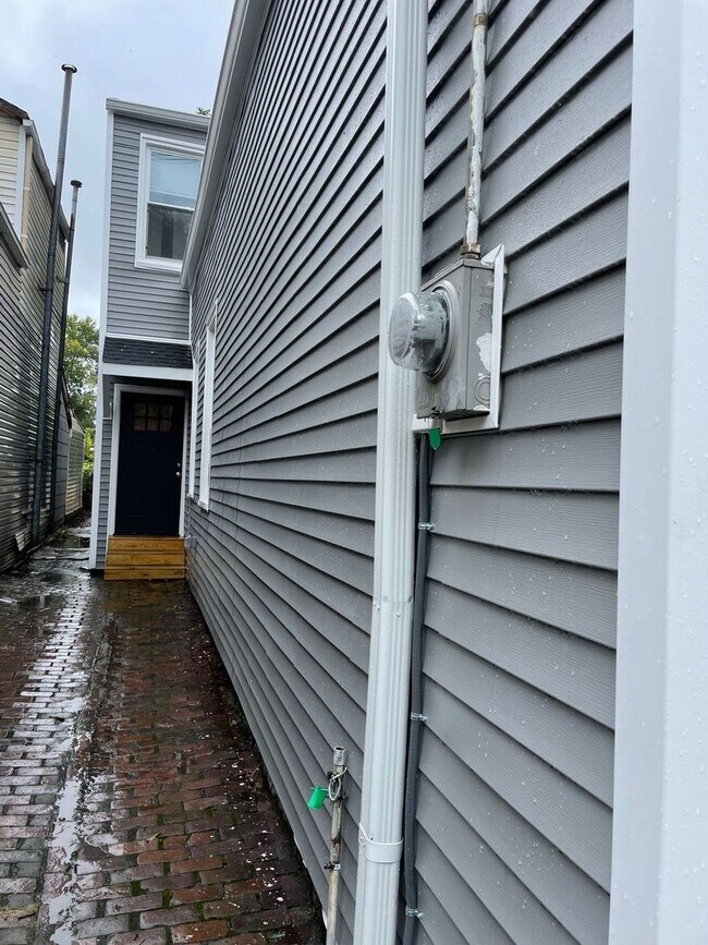 Building Photo - Beautifully  Renovated 2 bed 2 bath Home in Shelby Park!