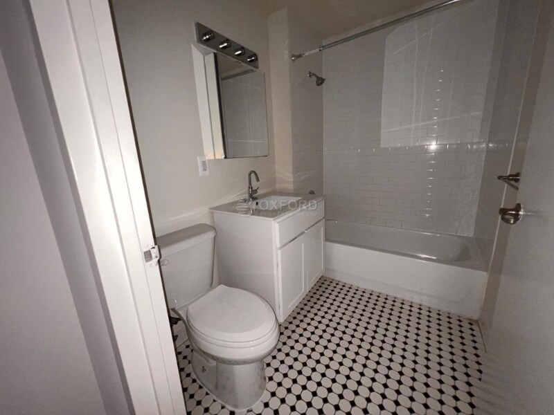 Building Photo - 323 W 96th St