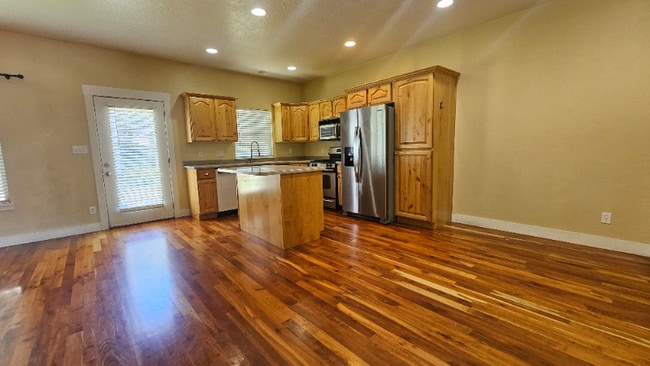 Foto del edificio - 2718 N Elm Dr