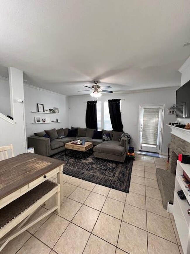 Foto del edificio - Luxury Living in North Austin / Condominium / Gated Community / 3 bedrooms / 2 car garage