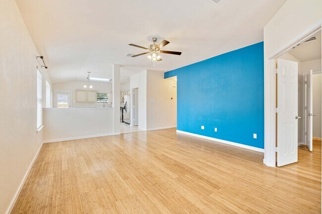 Foto del edificio - Stunning 3 Bedroom, 2 Bath Home w/ Front O...