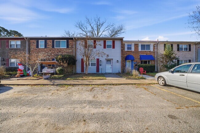 Foto del edificio - OPEN HOUSE SATURDAY THE 20TH 1PM-3PM! Three-bedroom, two-and-a-half bathrooms in Pembroke Meadows!