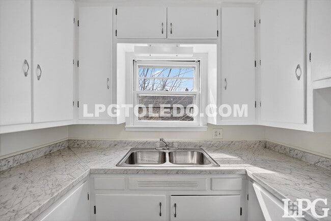 Building Photo - 4124 Vermaas Ave