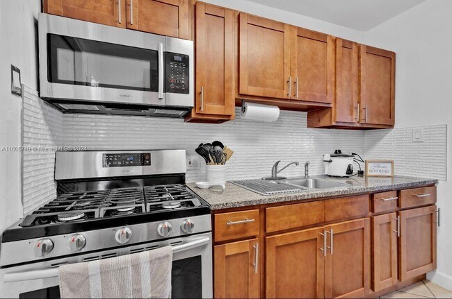 Building Photo - 2405 Funston St