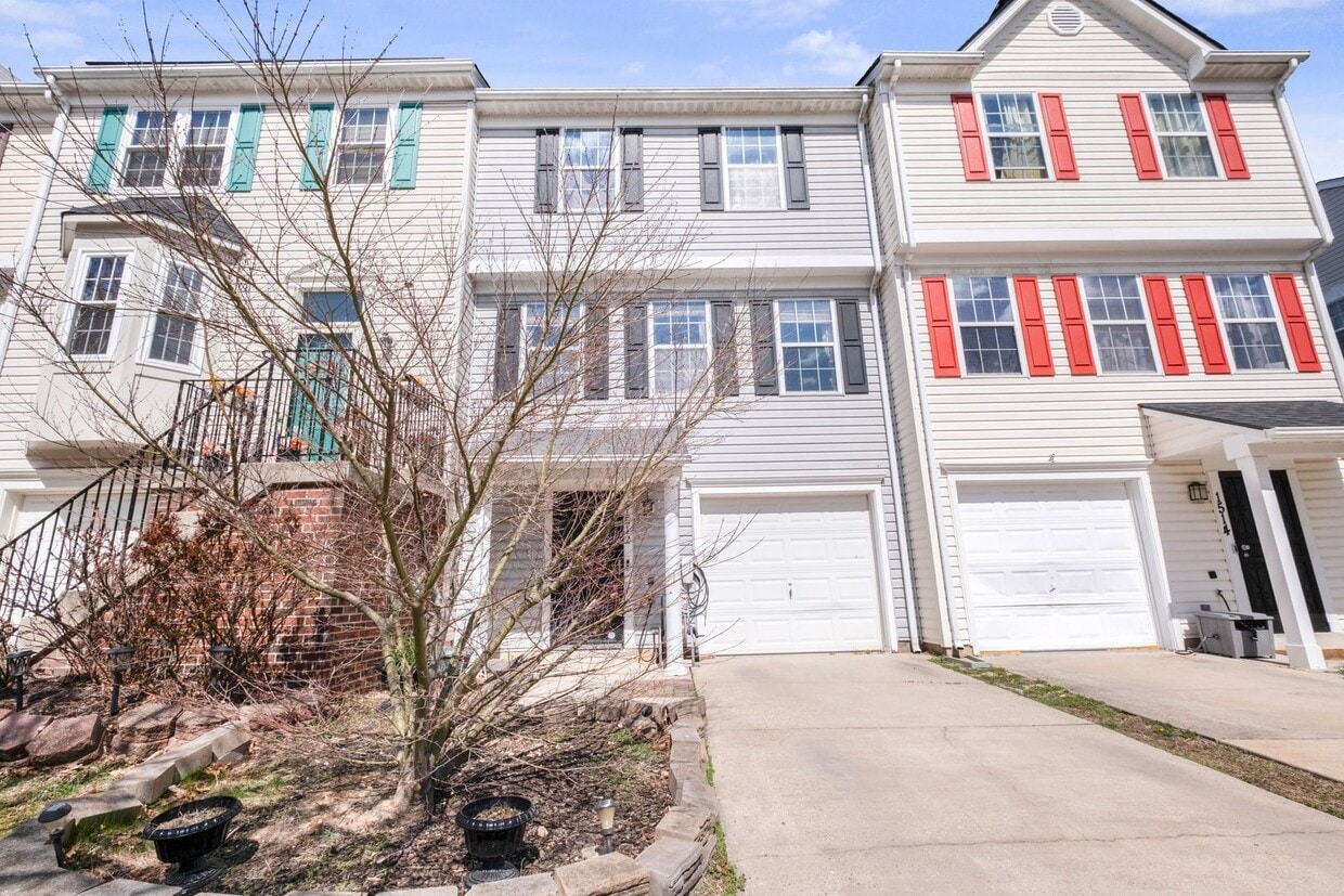 Primary Photo - Amazing 3 BR/2 Full BA & 2 Half BA Townhom...