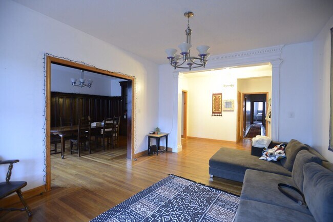 Foto del edificio - 5 BED/2 BATH NEAR B.U. & PACKARD'S CORNER