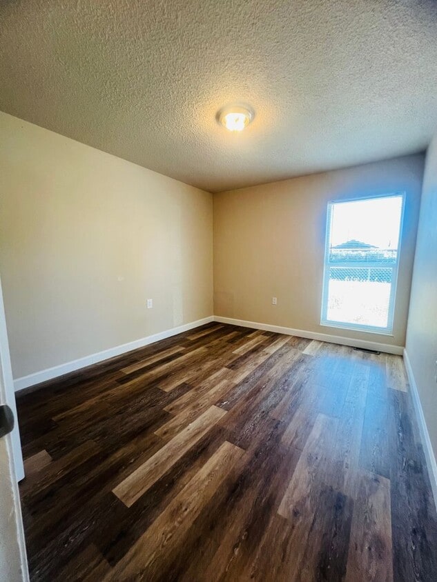 Foto del edificio - Freshly Painted 3 bed 1 bath with fenced f...