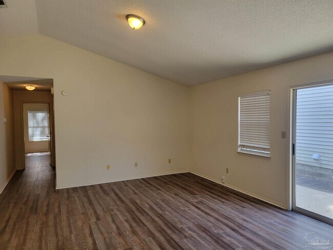 Foto del edificio - 8146 Treetop Ln