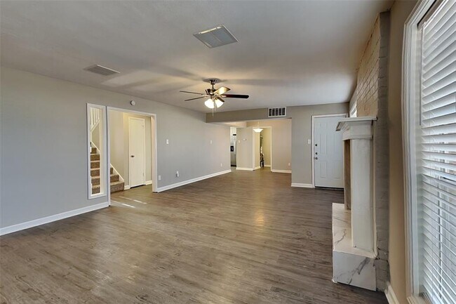 Building Photo - 1922 Mustang Springs Dr