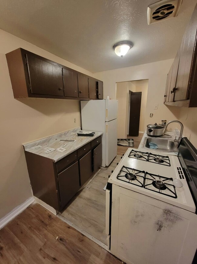 Foto del edificio - 14815 Euclid Ave