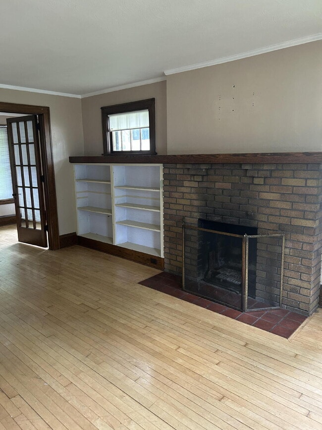 Building Photo - 4 Bedroom, 1.5 Bathroom Student Rental - A...