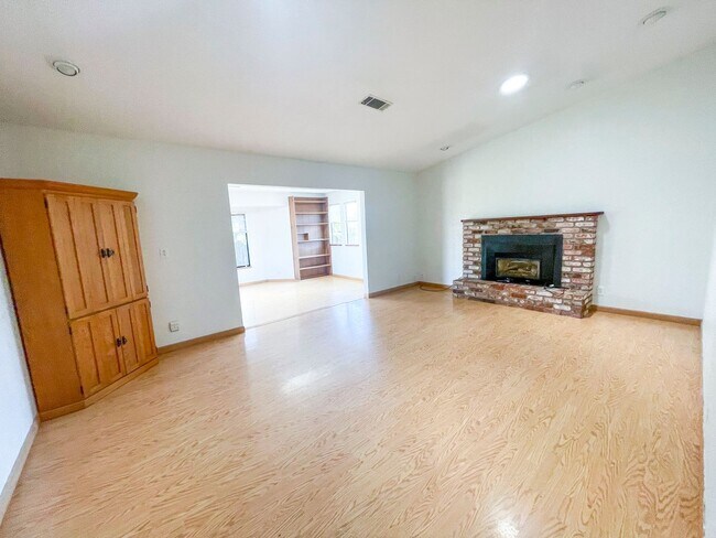 Foto del edificio - This gorgeous Pine Hills home has a large interior, 2-car garage, and fully-fenced yard!