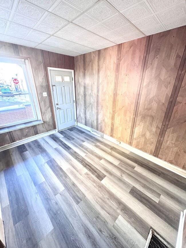 Building Photo - FOUR BEDROOM End of Row