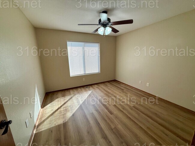 Foto del edificio - $1575 - 4 bedroom/ 2 bathroom - Gorgeous newly remodeled townhome!