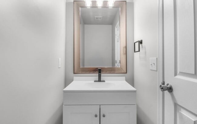 Building Photo - FOR RENT