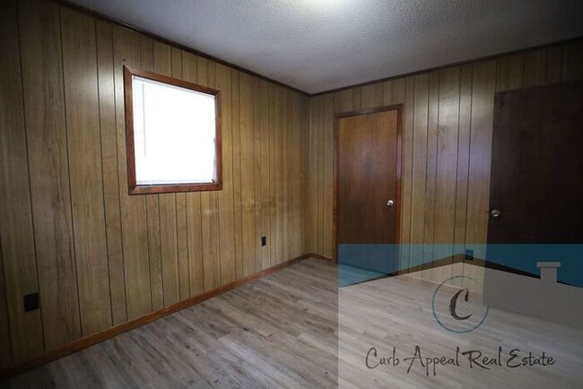 Building Photo - 2 bed, 1 bath apartment - HUD accepted!!