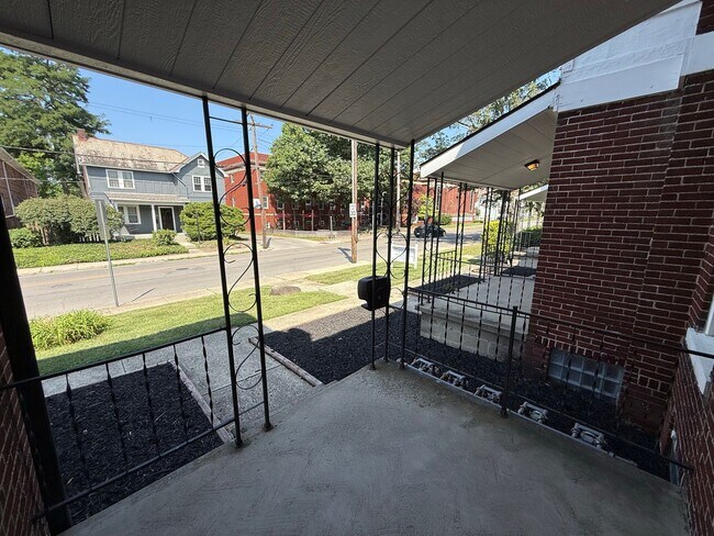 Foto del edificio - 2112-2120 Indianola Ave.