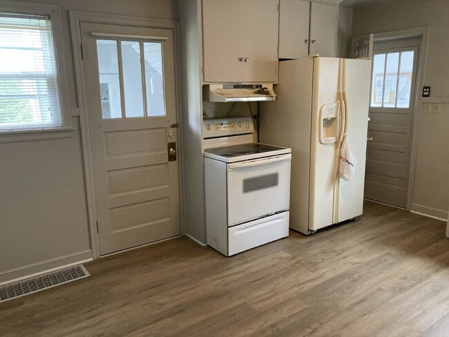 Building Photo - 2 Bedroom, 1 Bathroom Lower Unit in Downto...