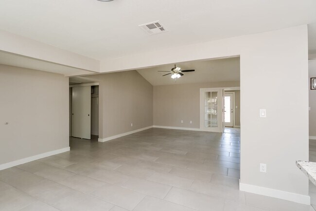 Foto del edificio - 5630 W Hatcher Road