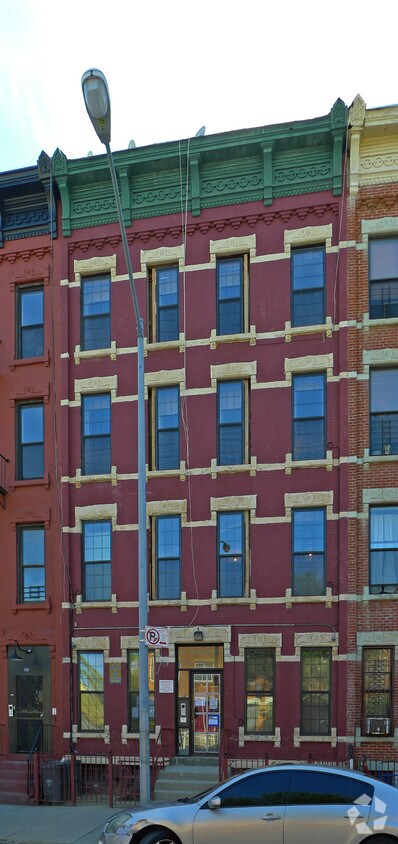 Building Photo - 558 Kosciuszko St