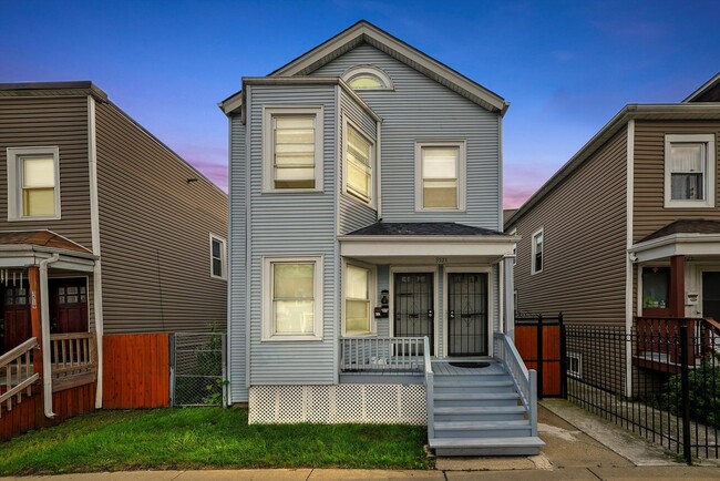 Foto del edificio - 3521 W Diversey Ave