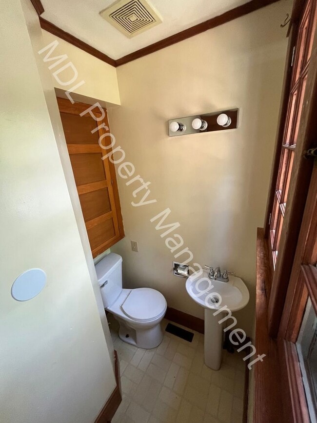 Building Photo - Beautiful 3 Bedroom 1.5 bath home w/ Basement