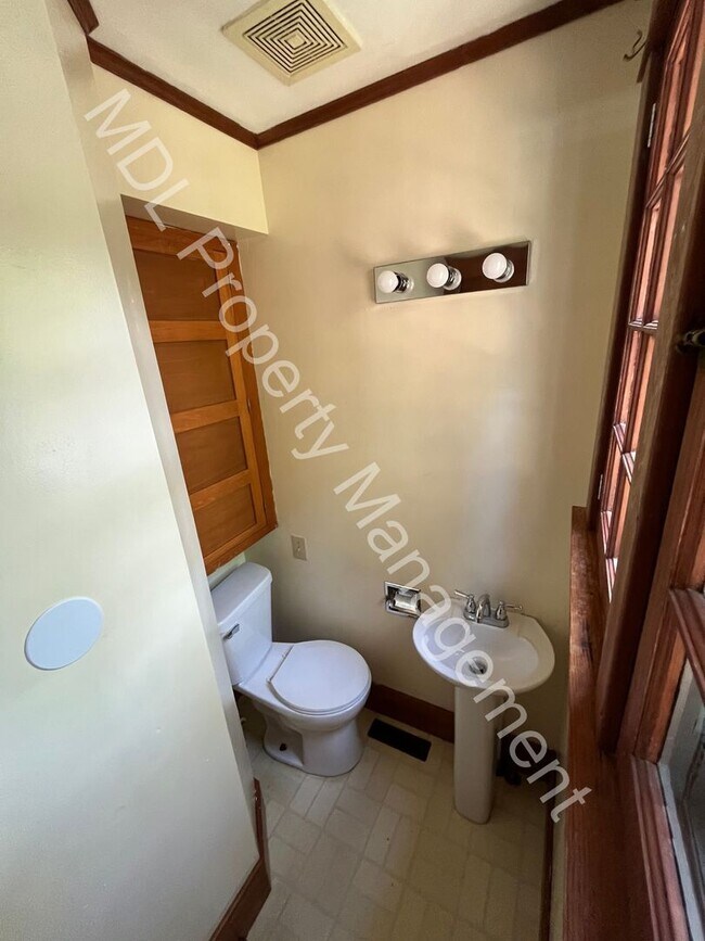 Foto del edificio - Beautiful 3 Bedroom 1.5 bath home w/ Basement