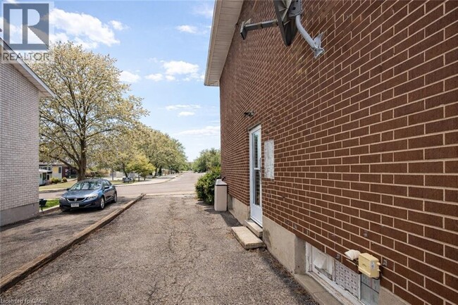 Building Photo - 125 Henry St