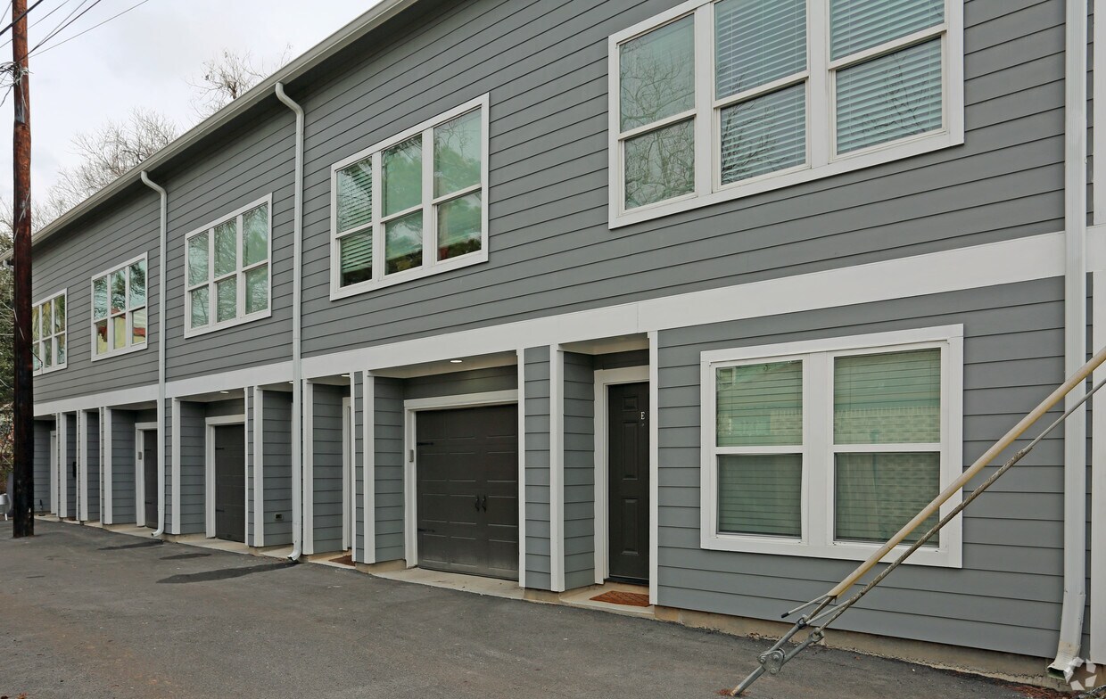 Building Photo - 715 W 13th St