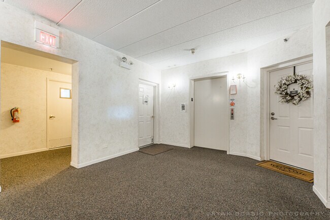 Building Photo - 915 Elderberry Cir