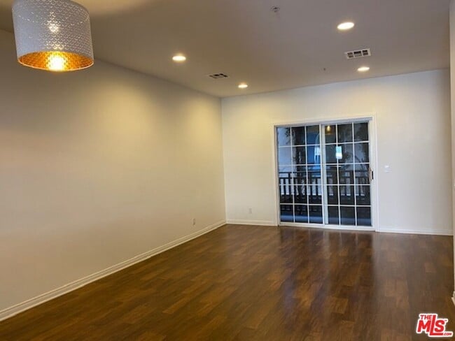 Building Photo - 5248 Satsuma Ave