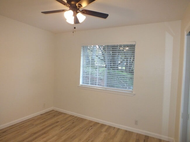 Building Photo - 2/1 1200 sf Rescue retreat - water included!