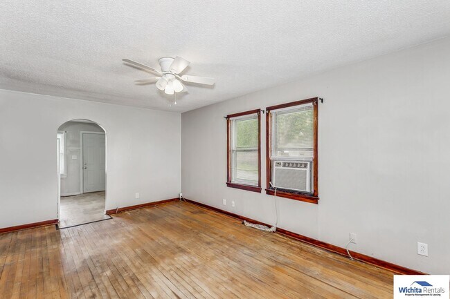 Foto del edificio - 2 bedroom 1 bathroom home with a large gar...