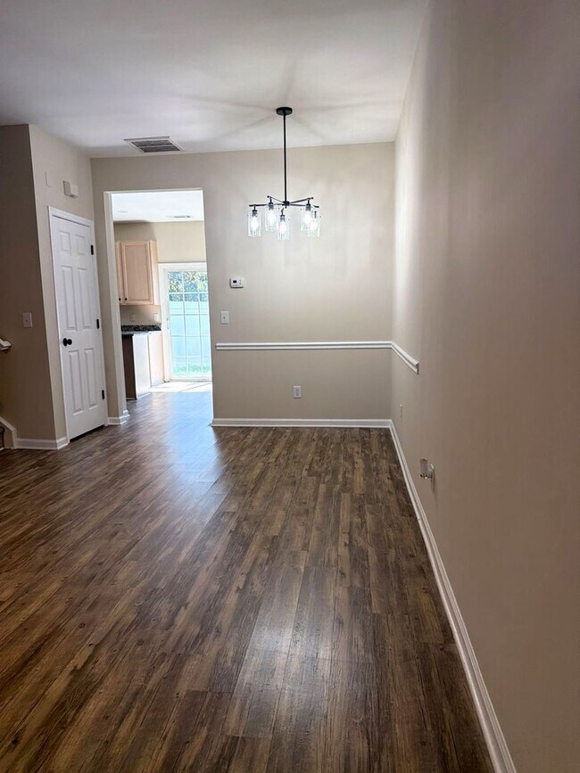 Foto del edificio - MOVE IN SPECIAL!! $500 OFF FIRST FULL MONTH