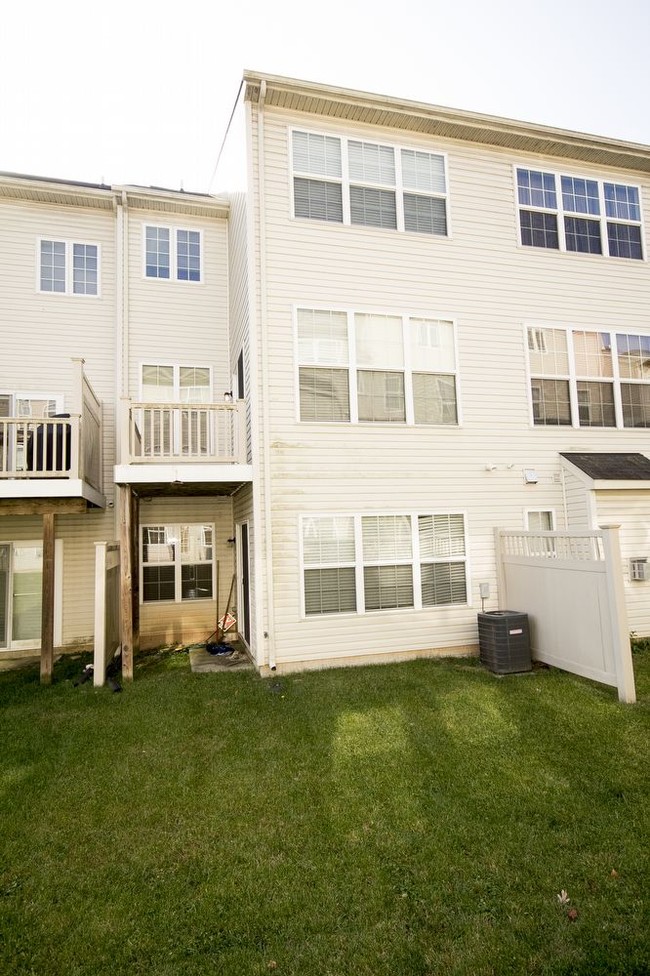 Building Photo - Stunning Garage Townhome in Owings Mills