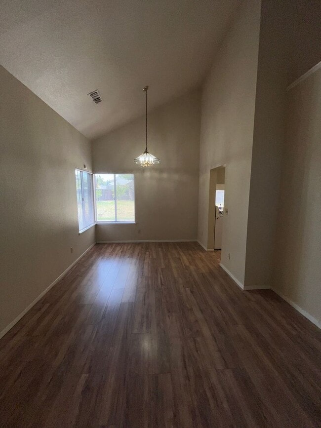 Building Photo - Two Story, 4BR/2.5BA, Very Large Backyard ...