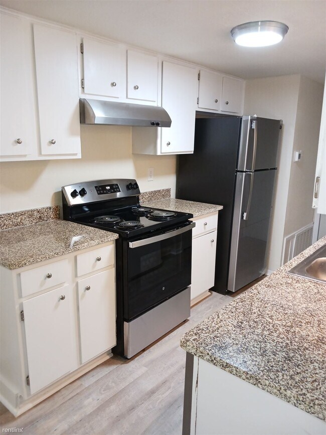 Building Photo - 2 br, 1.5 bath Townhome - 801 Betsy Ross D...