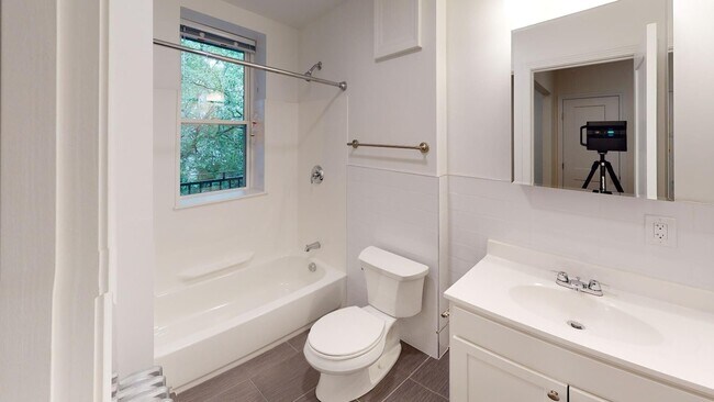Building Photo - Charming 1 Bedroom
