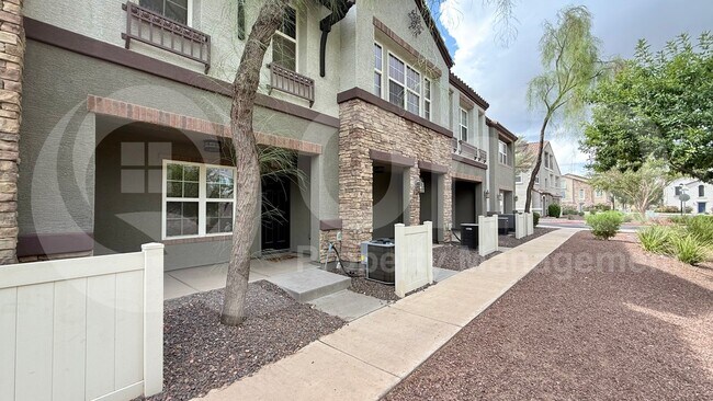 Foto del edificio - 2222 E Huntington Dr