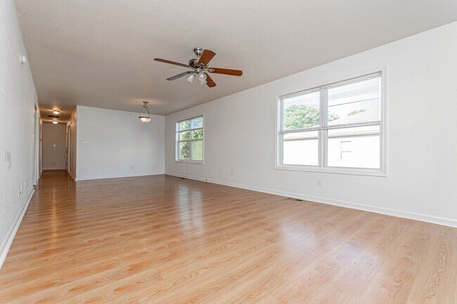 Foto del edificio - Please View 3D Virtual Walk-Through Before Scheduling a Showing