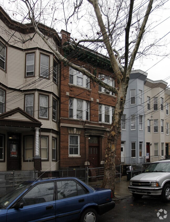 Foto del edificio - 120 Booraem Ave